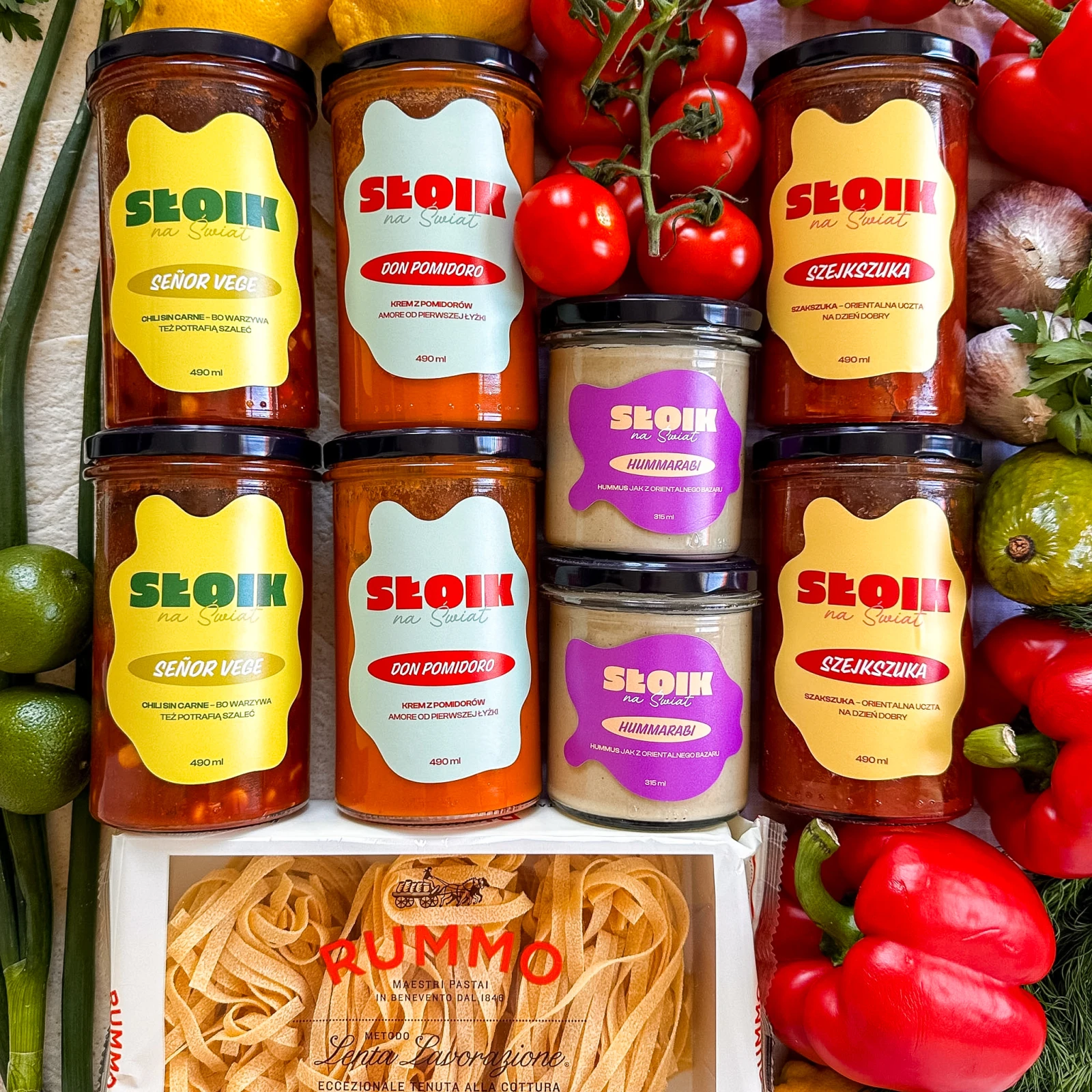 Gotowe zdrowe dania w sloikach: hummus,  chilli sin carne, krem pomidorowy, szakszuka, włoski makaron Rummo.