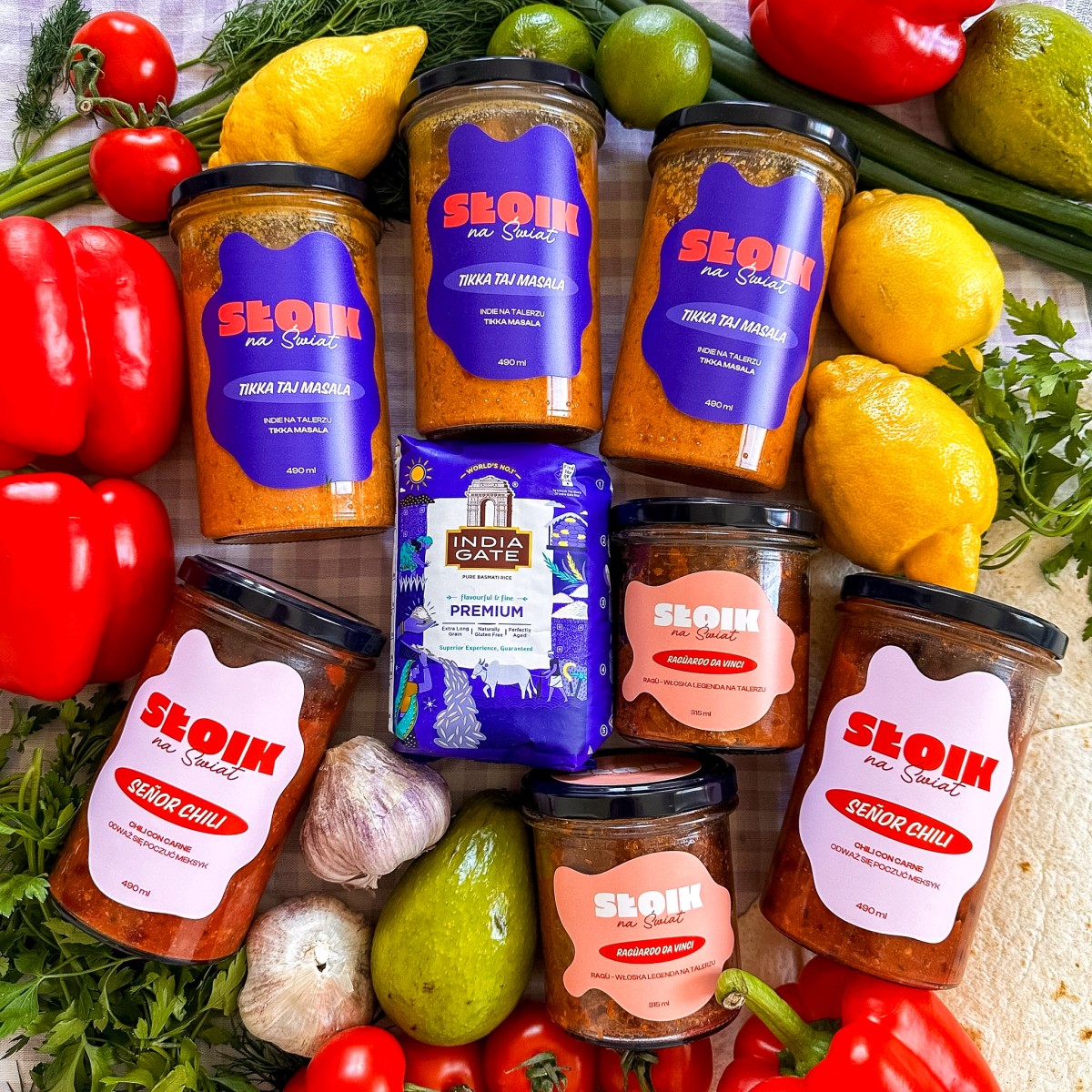 Gotowe zdrowe dania w sloikach: ragu, chilli con carne, tikka masala, ryż basmati z Indii.